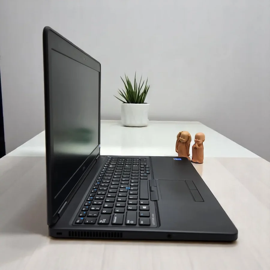 Dell Latitude 5580 / CPU i7-7820HQ / RAM 8Gb / VGA NVIDIA 940MX / SSD 256Gb / 15.6INCH FHD 2 451326555 122096016152380588 1740262302557029201 n Photoroom