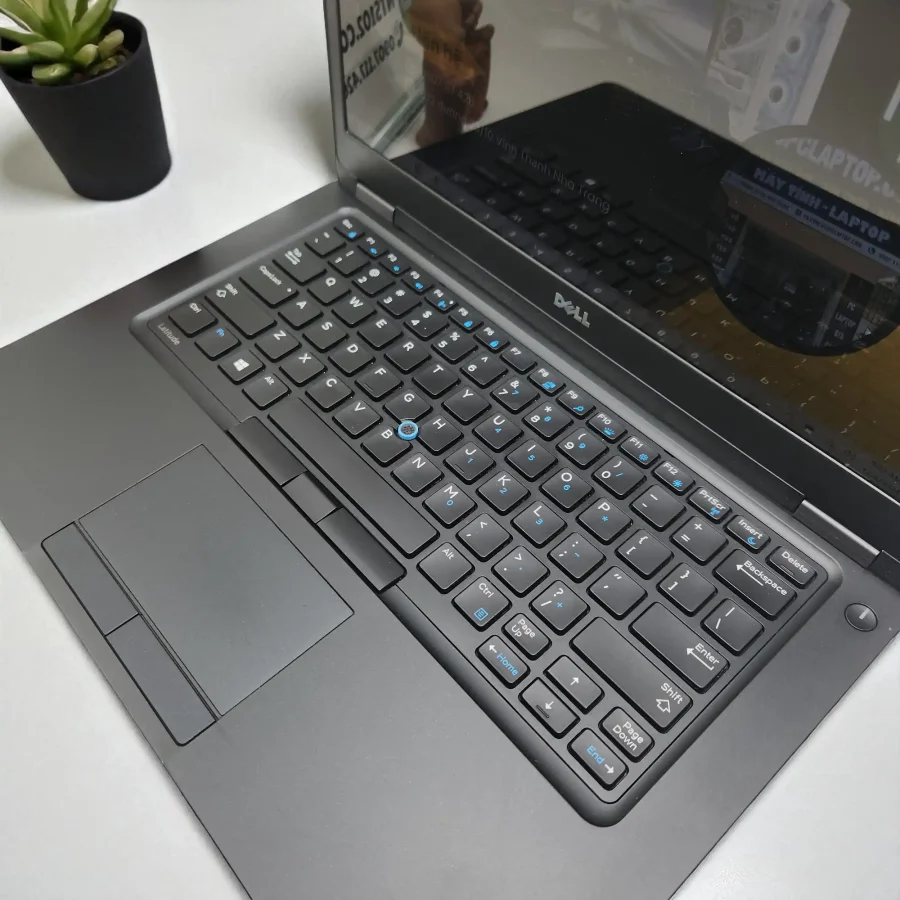 Dell Latitude 5480 / i7-7820HQ / RAM 12Gb / SSD 256Gb / 14inch FHD 2 20241204 092243 Photoroom